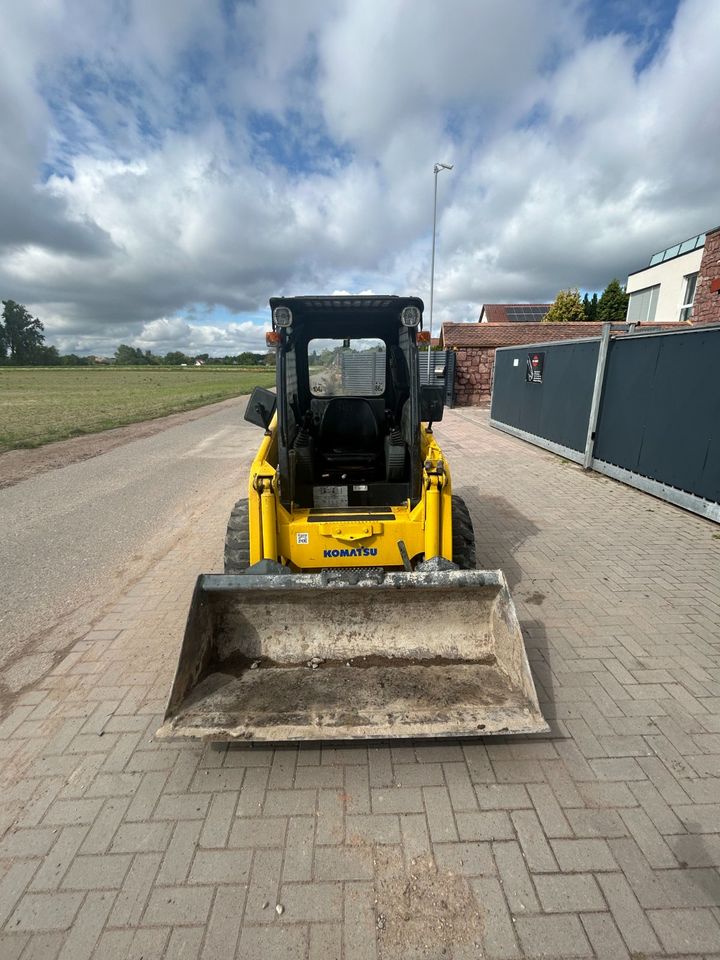 Komatsu SK714 Kompaktlader Radlader Lader Bobcat in Harthausen