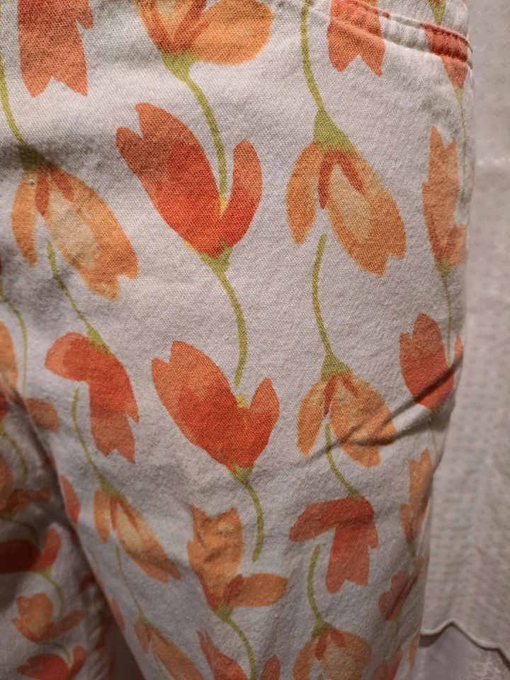 Damenhose weiß/orange floral Muster Gr.40 in Freigericht