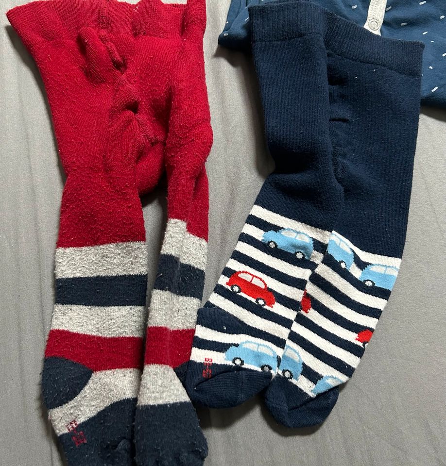 Baby Kleidung 62/68 Schlafanzug Strumpfhose Socken Set in Hösbach