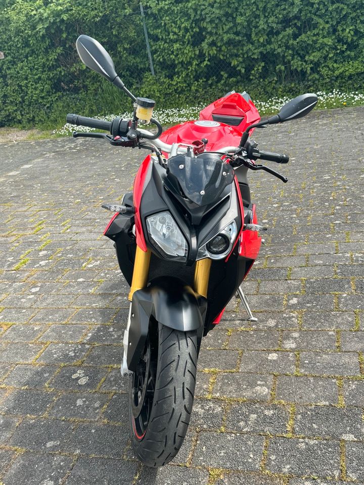 BMW s1000r mit viel Zubehör + Tom Tom Navi in Römerberg