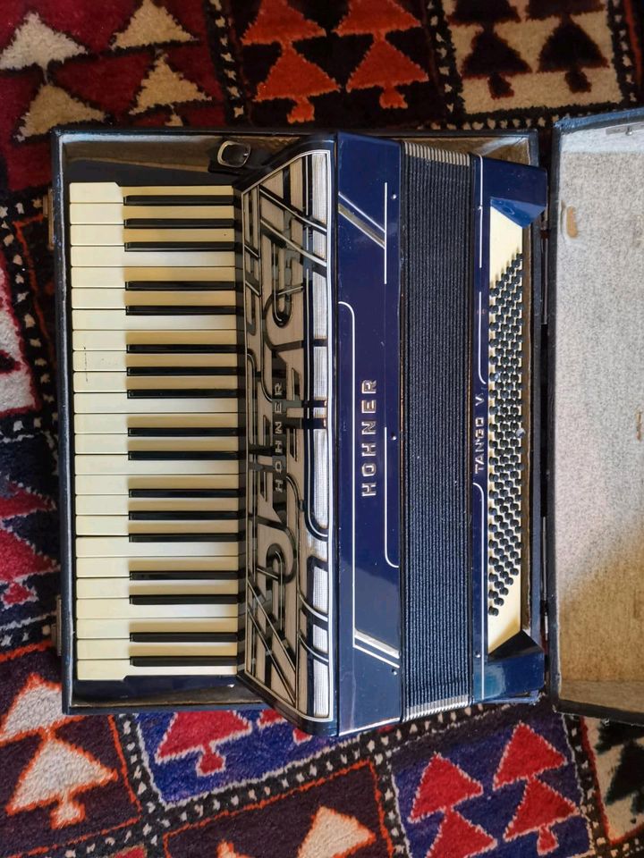 Akkordeon  Hohner Tango V in Nastätten