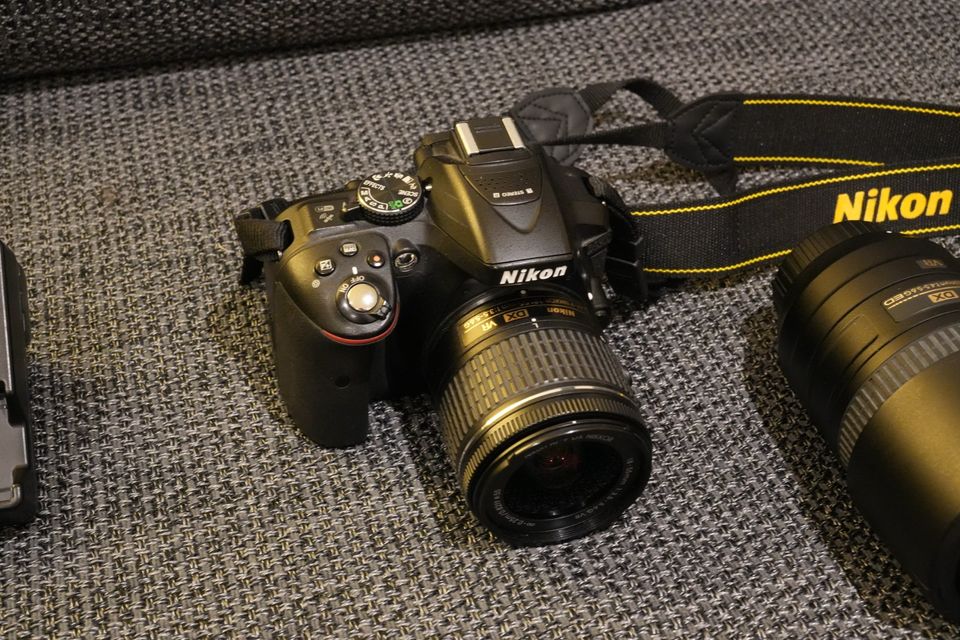 Nikon D5300 inklusive Nikkor 55-300mm Objektiv + 2. Akku in Mülheim-Kärlich