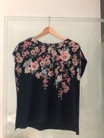 T-Shirt mit Blumenmuster Düsseldorf - Unterbilk Vorschau