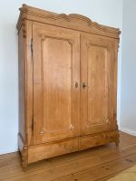Charmanter alter Bauernschrank aus Holz Original Berlin - Neukölln Vorschau