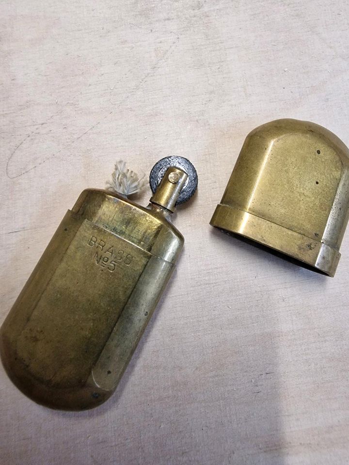 Antik Vintage Feuerzeug Benzin Brass No 5 - sehr schön in Hemer