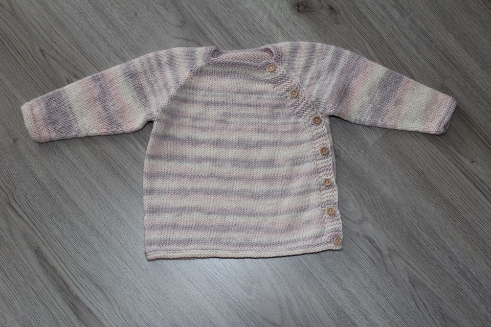 Modell: Jacke Strickjacke Baby Reborn Gr.74/80 in Lippstadt