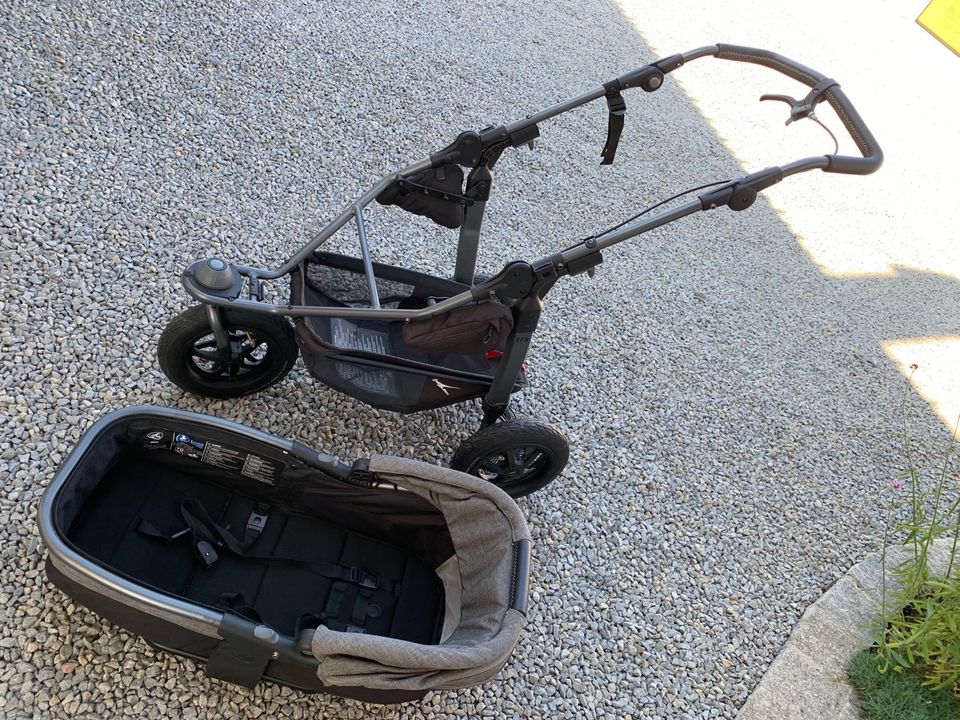 TFK Mono Kombi Kinderwagen Babywanne Sitz premium grau & Zubehör in Straubing