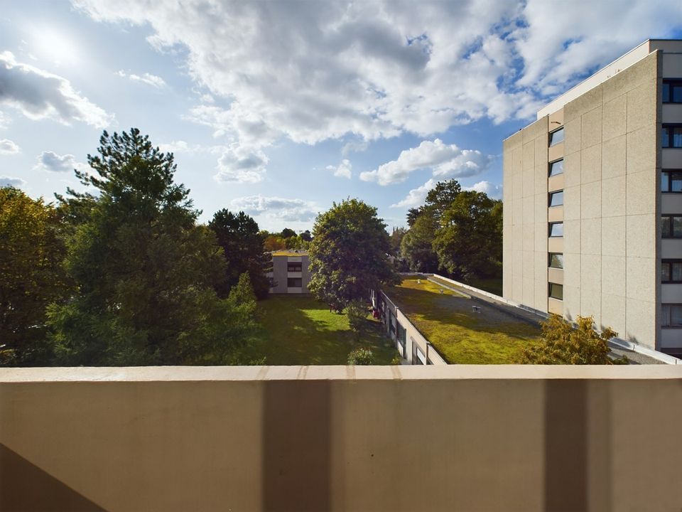 gut geschnittene, helle &  gepflegte 2 / 3-Zimmer- Dachgeschoss-Wohnung mit Tiefgarageneinzelplatz in München