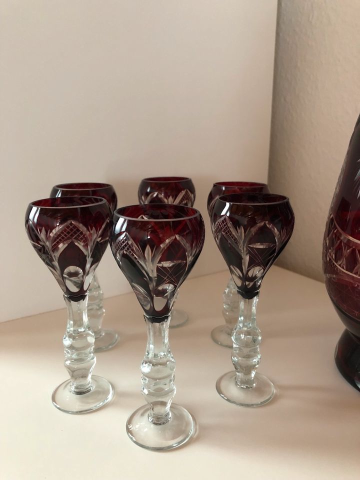 Vintage Set aus 6 Gläsern und Vase, Rubin rot in Esslingen