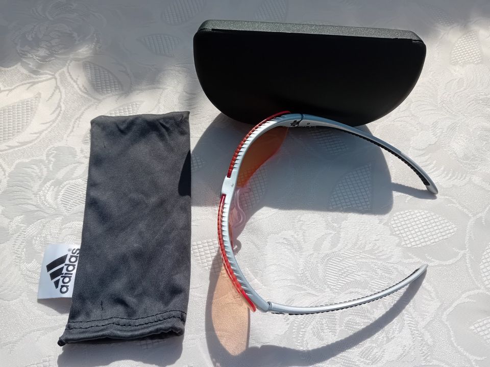 Sportbrille Climacool von Adidas mit orangem Glas und Etui in Merzig