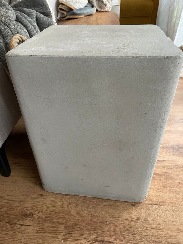 Depot Hocker Blumenhocker Beistelltisch Beton grau Seil in Spenge