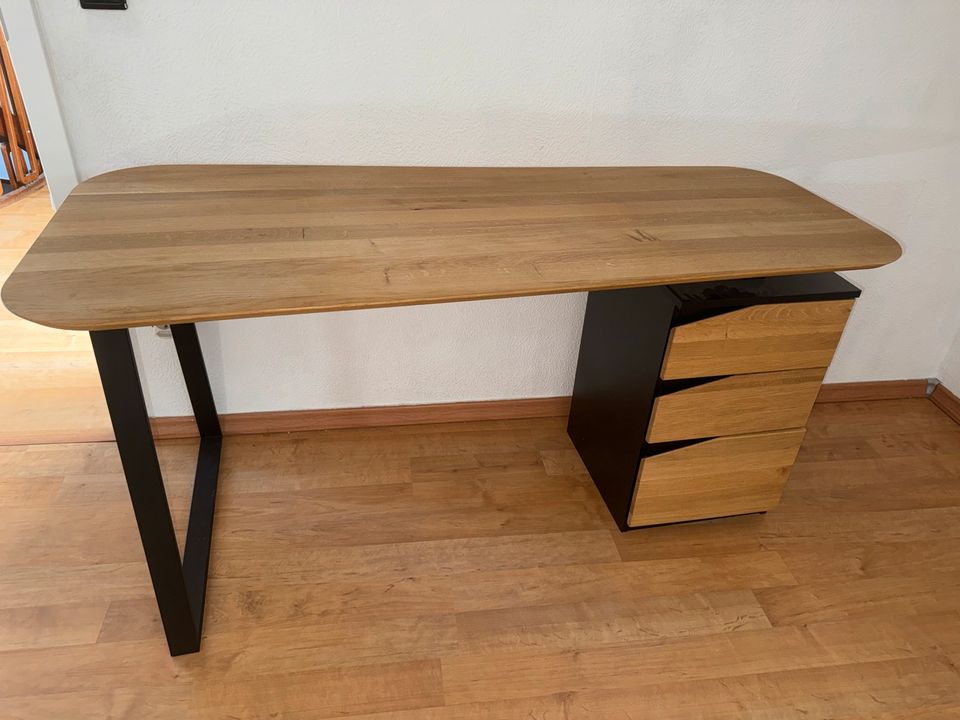 Schreibtisch. Holz und schwarzes Metall. 3 Schubladen. in Ellerbek