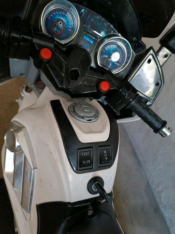 Kinderroller Polizei elektrisch mit Zwei Motoren in Backnang