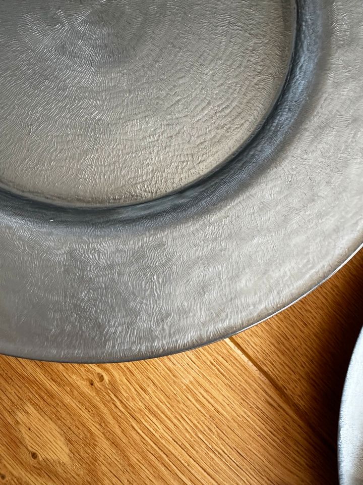 8 silberfarbige Platzteller für den edel gedeckten Tisch in Ense