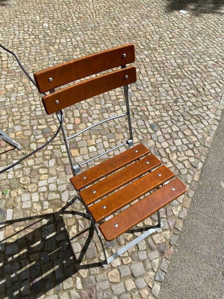 Super Schnäppchen - 68 Stühle und 17 Tische in Berlin