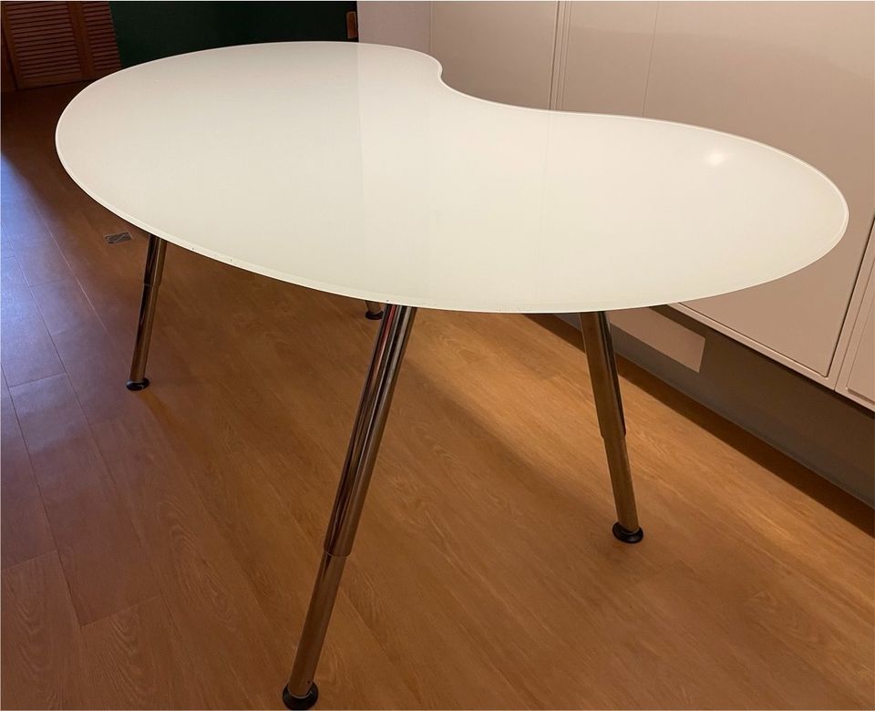 Schicker runder Schreibtisch mit Glasplatte höhenverstellbar in Hörgertshausen