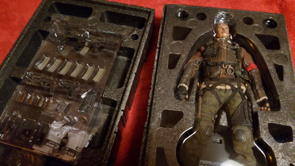 HOT TOYS - TERMINATOR : John Connors - GEBRAUCHT in Hüfingen