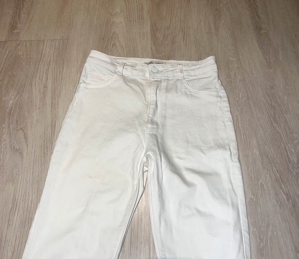 Damen Jeans weiß Röhrenjeans Gr. 40 Bershka Skinnyjeans Sommer in Stuttgart