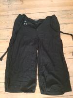 Luftige schwarze 3/4 Hose mit Gürtel, Gr. 40 Berlin - Pankow Vorschau