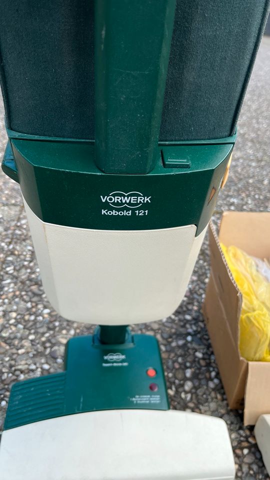 Vorwerk Kobold 121 mit viel Zubehör in Langen (Hessen)