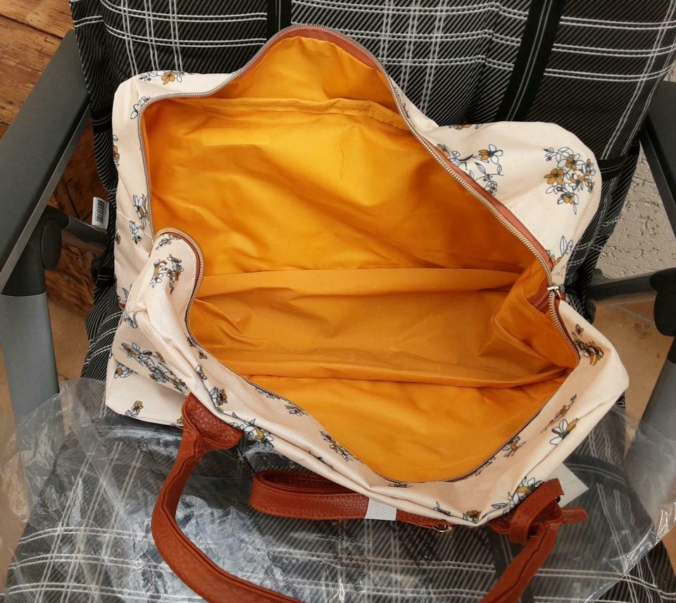 Beige Reisetasche Blumenmuster 2 Fächer Schultergurt neu OVP in Hessen -  Seligenstadt | eBay Kleinanzeigen ist jetzt Kleinanzeigen