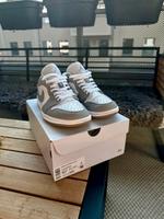 Nike WMNS Air Jordan 1 Low Wolf Grey 42,5 Leipzig - Möckern Vorschau