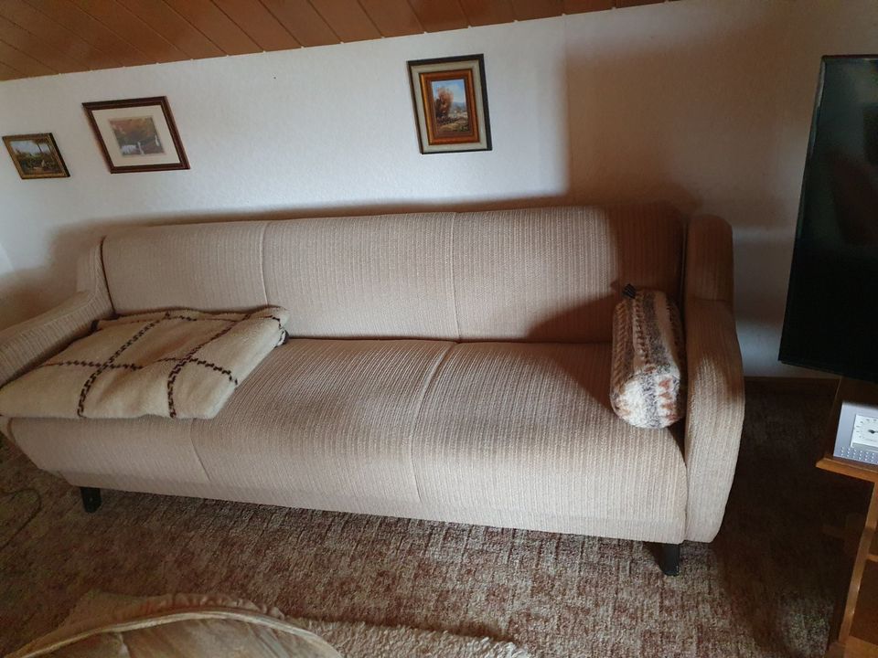 Sofa mit zwei Sesseln und Tisch in Stolzenau