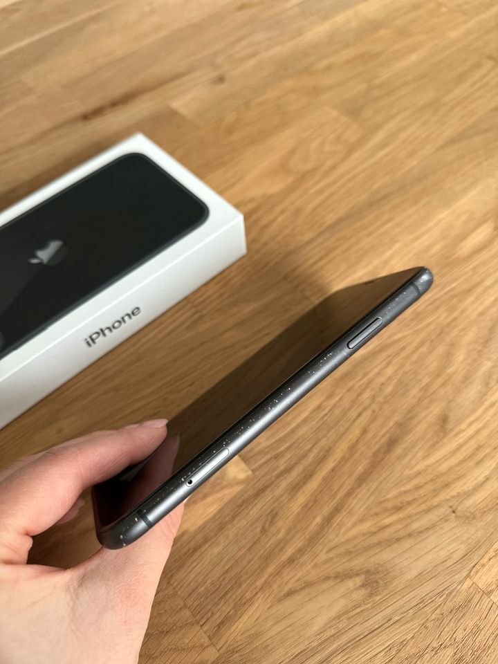 iPhone 11 schwarz 128 GB inkl. Folien in Jever