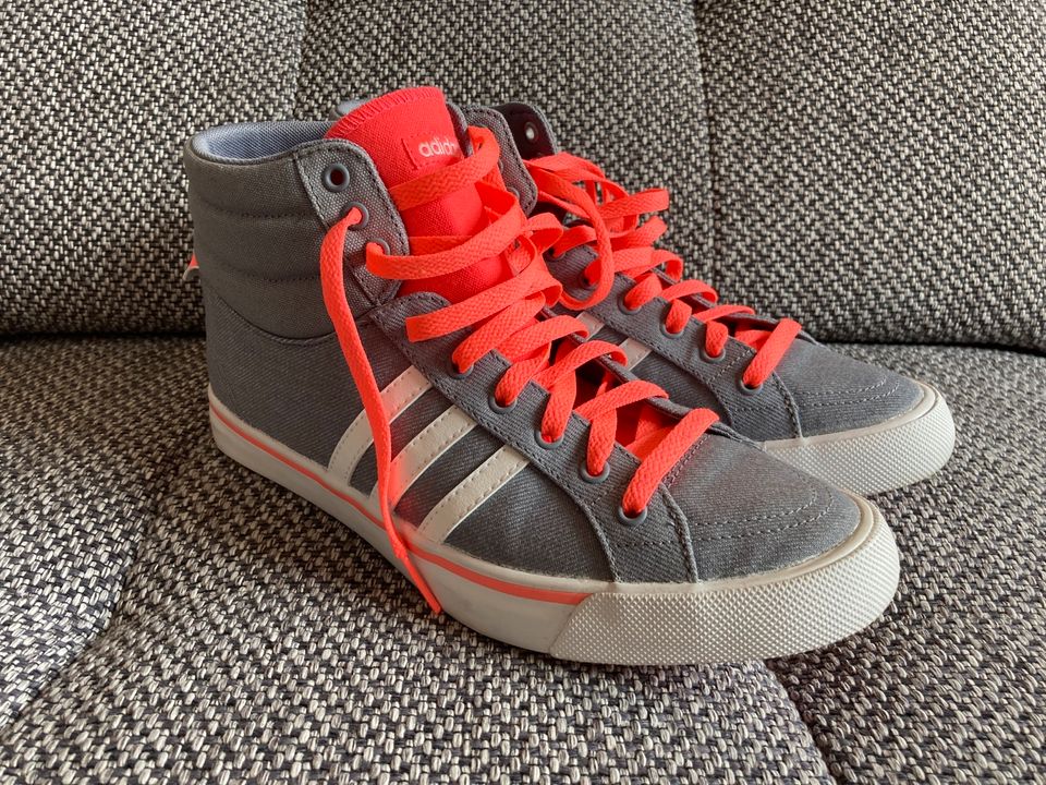 TOP Sneaker Turnschuhe Gr. 41 1/3, 7 1/2 adidas Neo in Crailsheim