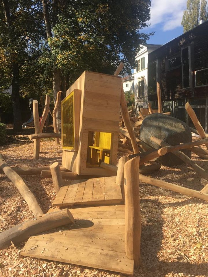 Spielplatz, Naturspielplatz,Findlinge, Klettersteine, Nestschaukel, Schaukel, Rutsche, Klettern, Kinder, Kindergärten, Schulen, Private- und öffentliche Spielplätze, Robinie in Uhingen