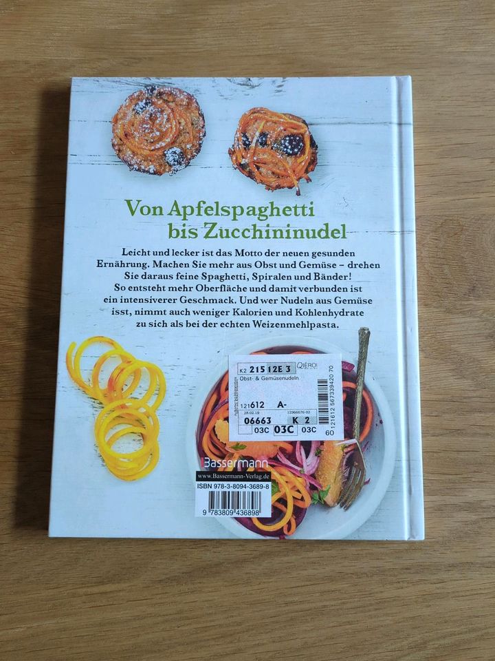 Obst- und Gemüsenudeln Buch von Zoe Armbruster in Löf