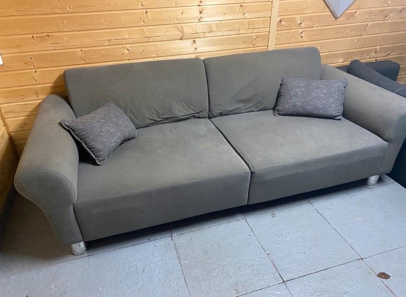 Big Sofa mit zwei Kissen in Kassel