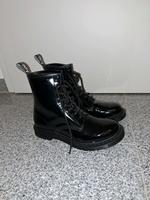 Dr. Martens Stiefel 1460 Mono Black Leder Lack Gr. 43 Nordrhein-Westfalen - Bornheim Vorschau