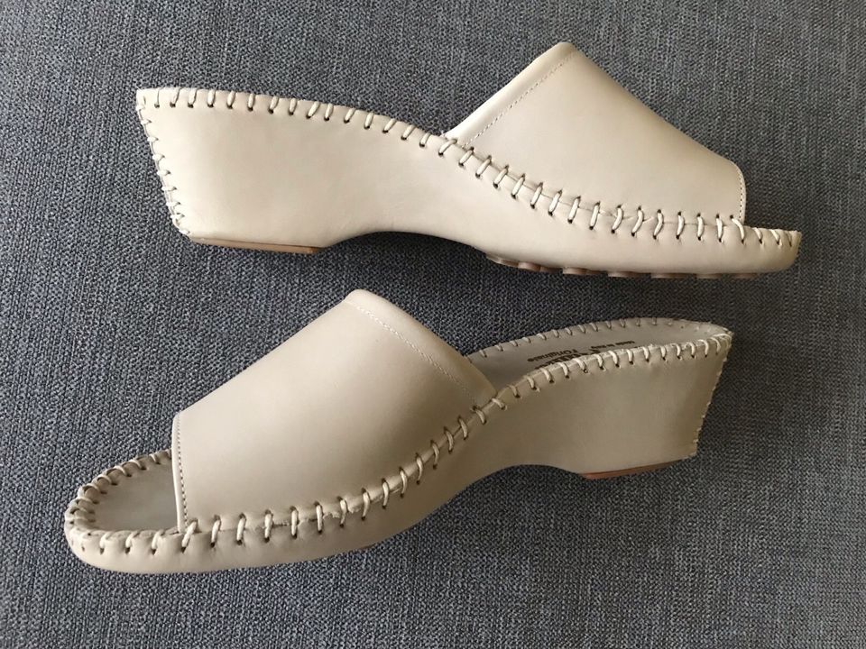 GARPIUMA Pantoletten Sandalette Hausschuhe 40 Leder beige NEU in Bonn