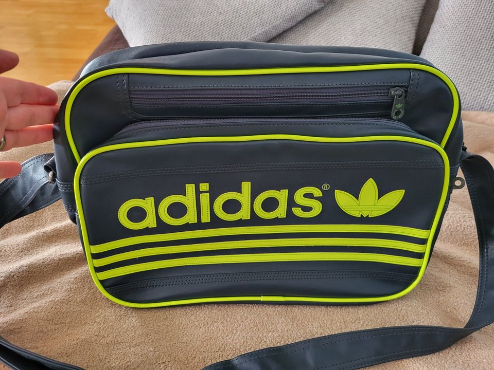 Adidas Umhänge-/Collegetasche in Nürnberg (Mittelfr)