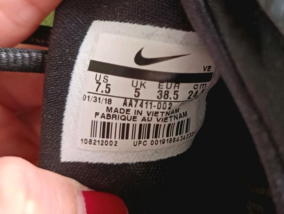 Nike Rival Damen Größe 38,5 NEU in Dettingen an der Erms