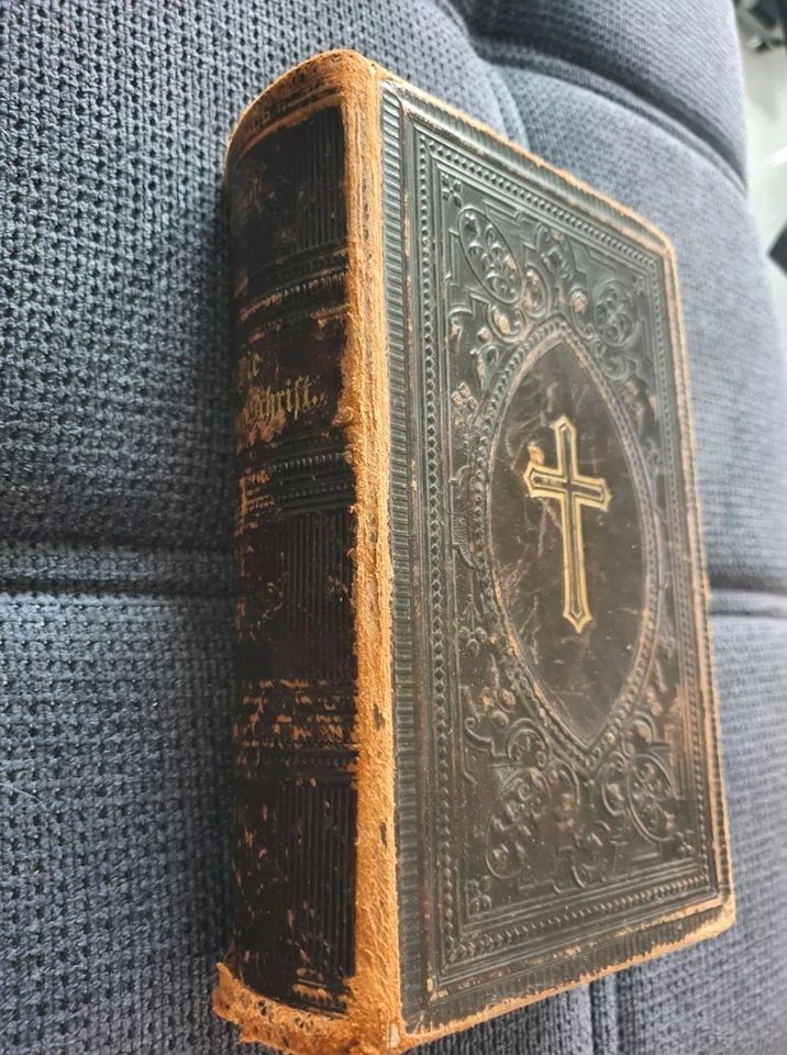 "Die Bibel oder die ganze heilige Schrift" von 1897 in Dresden