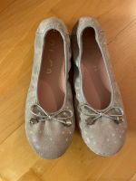 UNISA Mädchen Ballerina  Gr. 37 grau silber mit Sternen Schuhe Bayern - Döhlau Vorschau