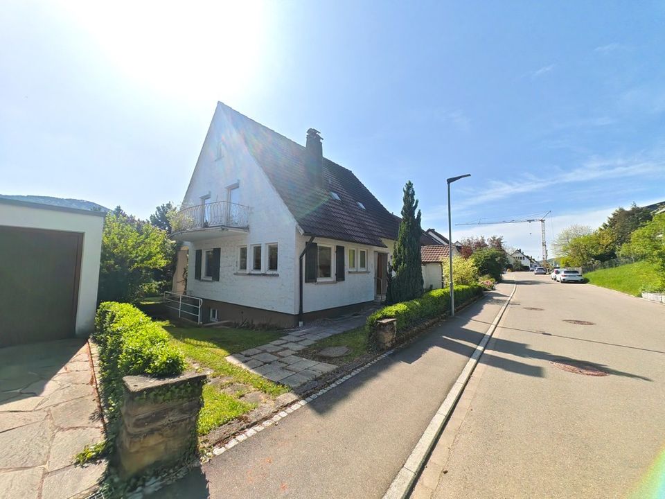 Charmantes Wohnhaus mit herrlichem Grundstück und Panoramablick in Dettingen/Erms! in Dettingen an der Erms