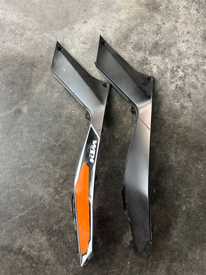 KTM 125 / 390 Duke Seitenverkleidung hinten rechts in Winnenden