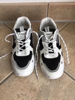 Sneakers Turnschuhe Hallenschuhe Gr. 39 Baden-Württemberg - Birenbach Vorschau