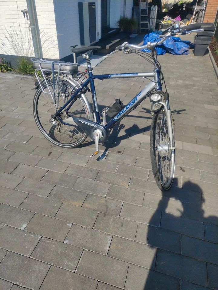 Herrenfahrrad E Bike Trekking Fahrrad in Nettetal