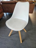Weißer Stuhl mit Holzbeinen und gepolsterter Sitzfläche Leipzig - Lindenthal Vorschau