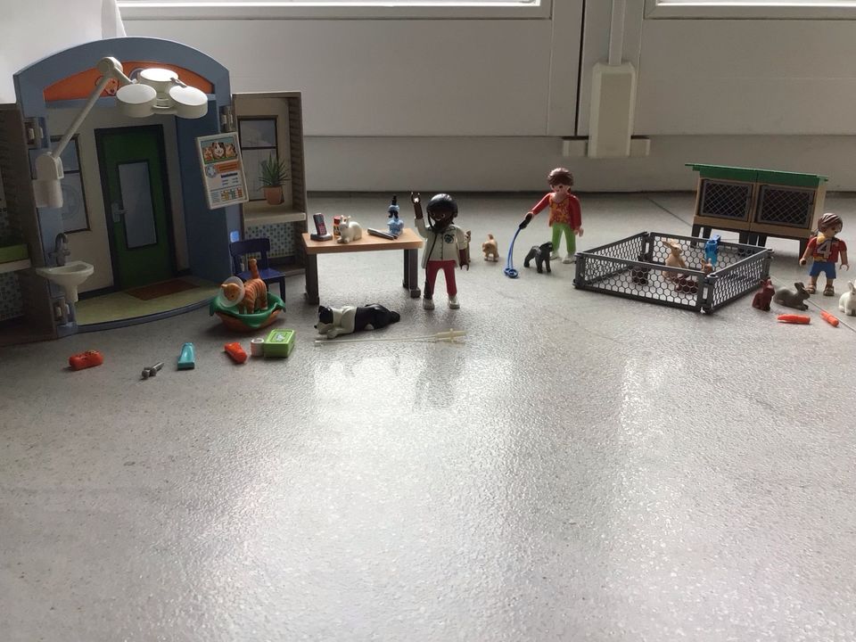 Playmobil Kleintierpraxis, hasenstall und hundegassigeherin in Meerbusch