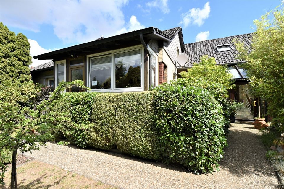 Doppelhaus mit Verbindung auf großem Eckgrundstück und liebevoll angelegtem Garten in Königslutter am Elm