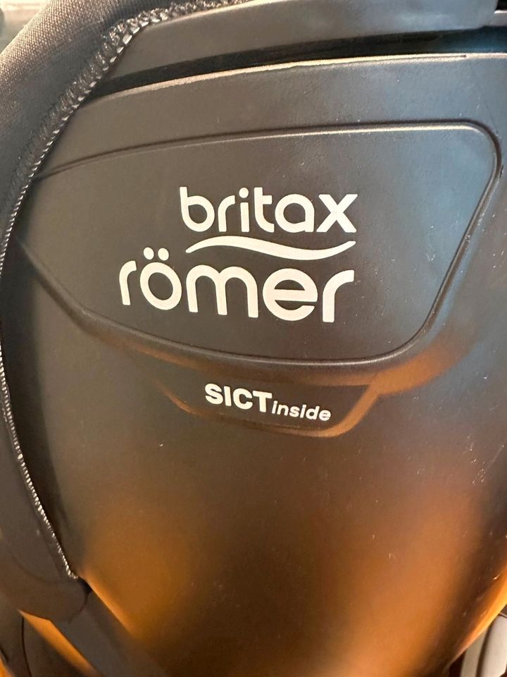 Römer Britax Dualfix i-Size BR bis 18 kg in Berlin
