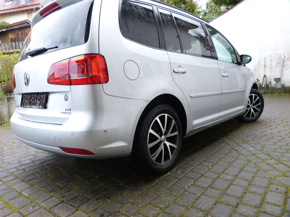 VW Touran 1,6 TDI Blue Motion  5-Sitzer in Borken