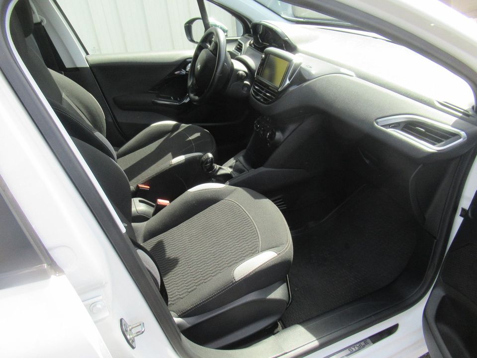 Peugeot 208 Style KLIMA TEMPOMAT BLUETOOTH RADIO in Untersiemau