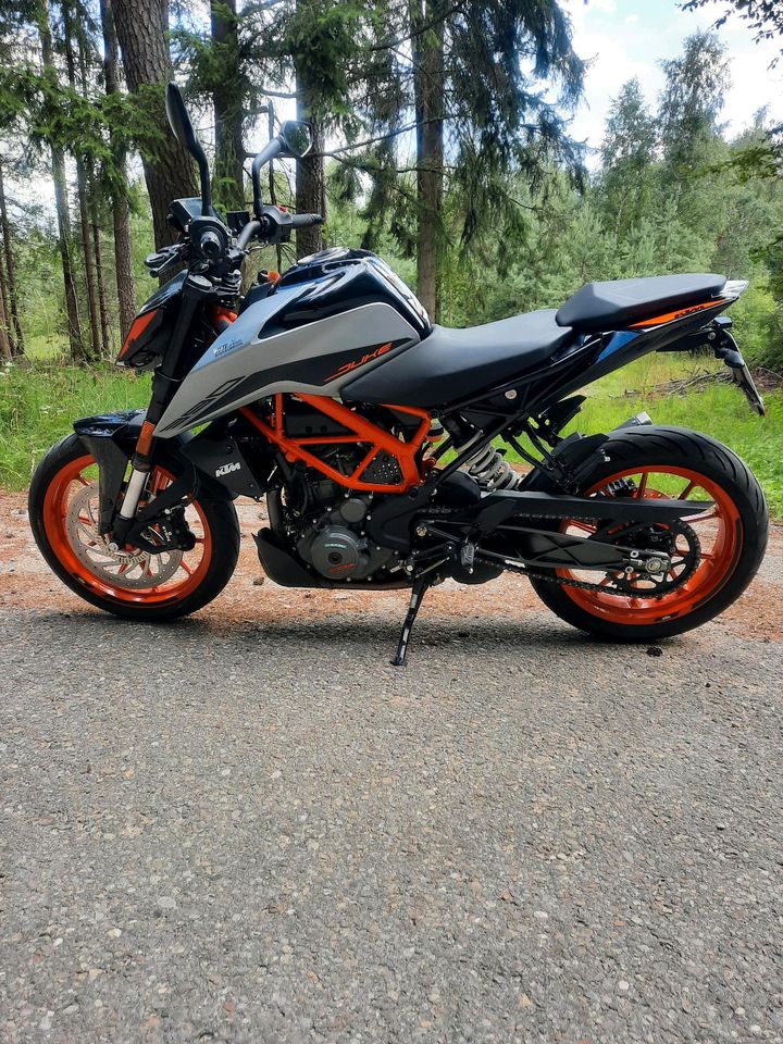 KTM Duke 390 Neuwertig Top Zustand wenig Km Garantie in Nördlingen