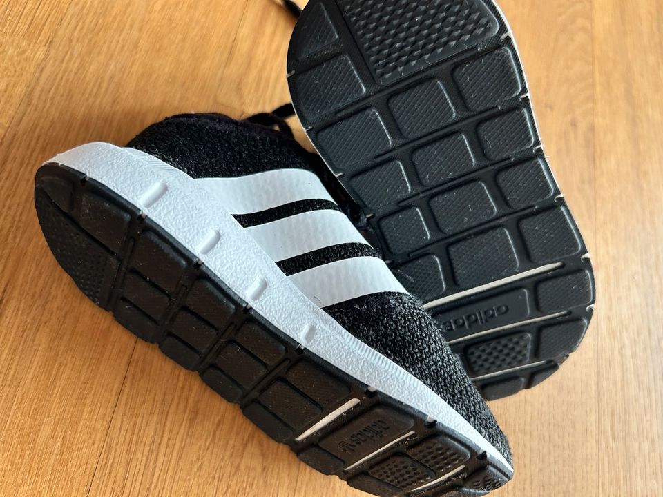 Adidas Kinderschuhe Gr. 24 in Burgoberbach